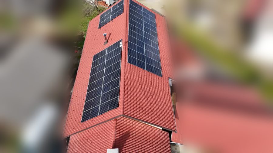 Sončna elektrarna na opečni strehi kmečke domačije