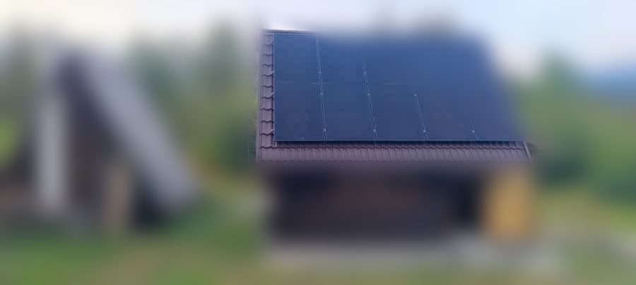 Moduli na strehi lesene brunarice v hribih