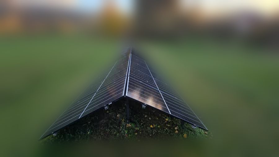 Prostostoječa elektrarna na travniku ob hiši